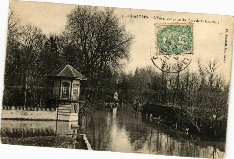 Carte postale ancienne Chartres-L'Eure vue prise du Pont de la Courtille à Chartres