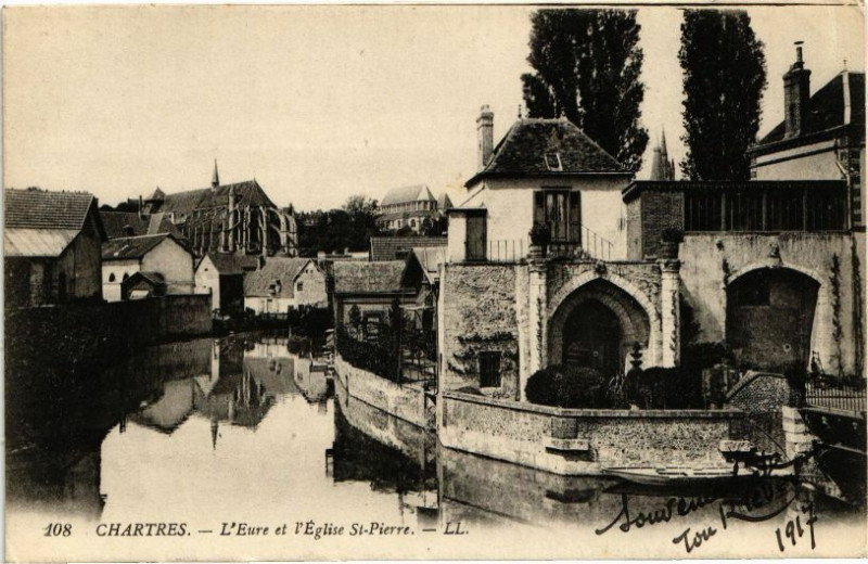 Carte postale ancienne Chartres - L'Eure et l'Eglise St-Pierre à Chartres