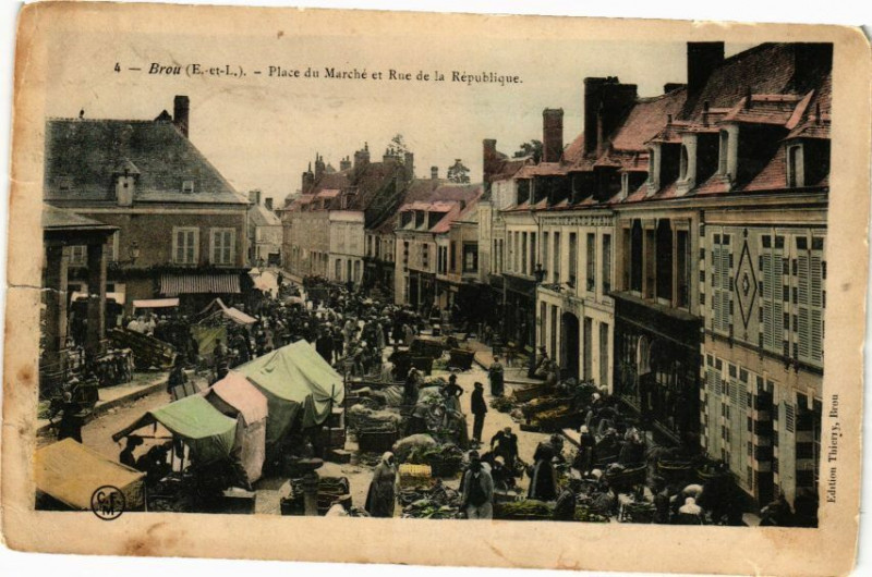 Carte postale ancienne Brou - Place du Marché et Rue de la République à Brou