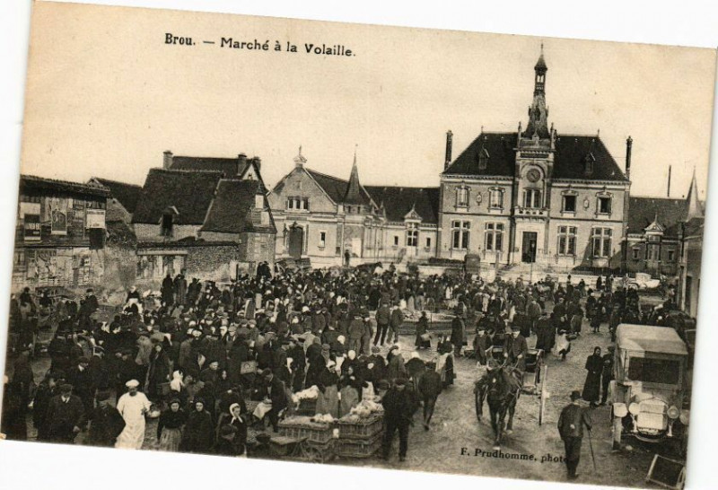 Carte postale ancienne Brou - Marché a la Volaille à Brou