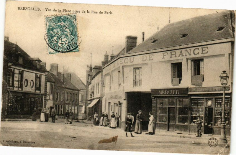 Carte postale ancienne Brezolles-Vue de la Place prise de la Rue de Paris à Brezolles