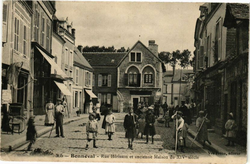 Carte postale ancienne Bonneval - Rue Hérisson et ancienne Maison à Bonneval