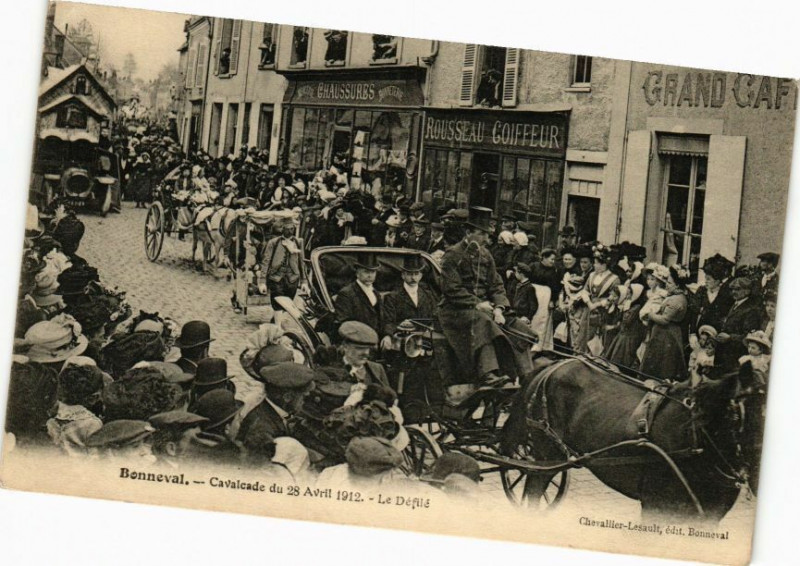 Carte postale ancienne Bonneval - Cavalcade du 28 Avril 1912-Le Défilé à Bonneval