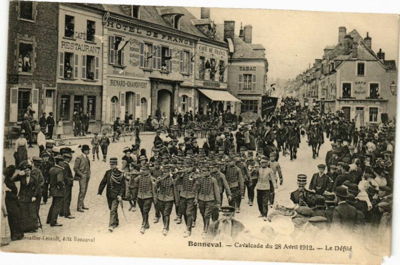 Carte postale ancienne Bonneval - Cavalcade du 28 Avril 1912-Le Défilé à Bonneval