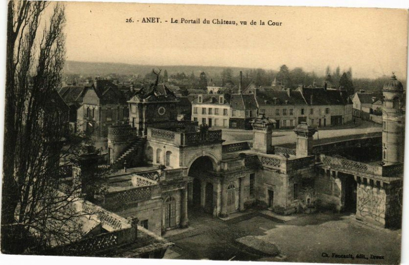 Carte postale ancienne Anet - Le Portail du Chateau vu de la Cour à Anet