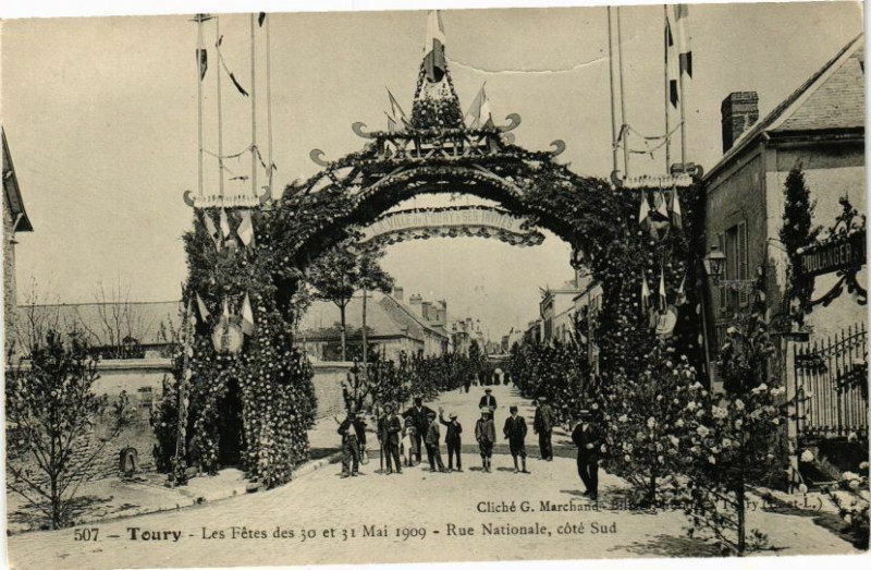 Carte postale ancienne Toury-Les Fetes des 30 et 31 Mai 1909-Rue Nationale coté Sud à Toury