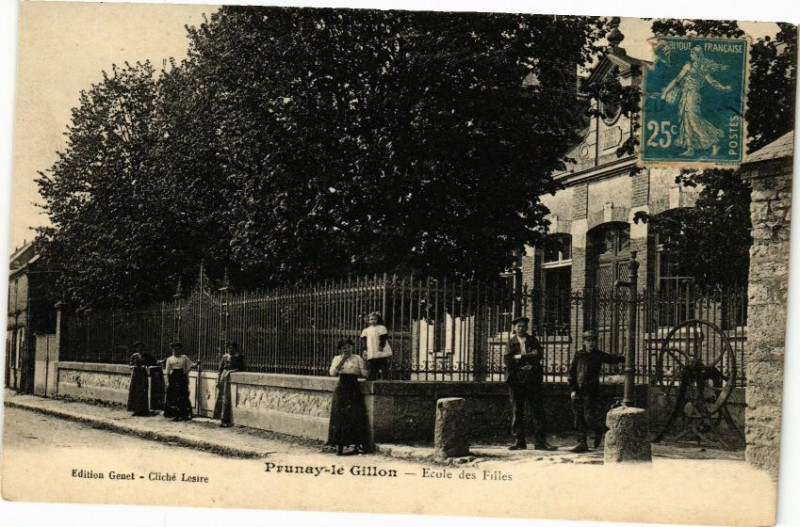 Carte postale ancienne Prunay-le Gillon-Ecole des Filles à Prunay-le-Gillon