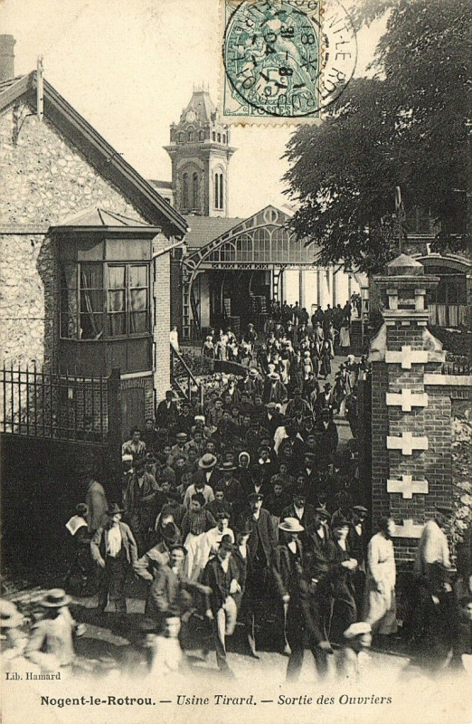 Carte postale ancienne Nogent-le-Rotrou-Usine Tirard-Sortie des Ouvriers à Nogent-le-Rotrou