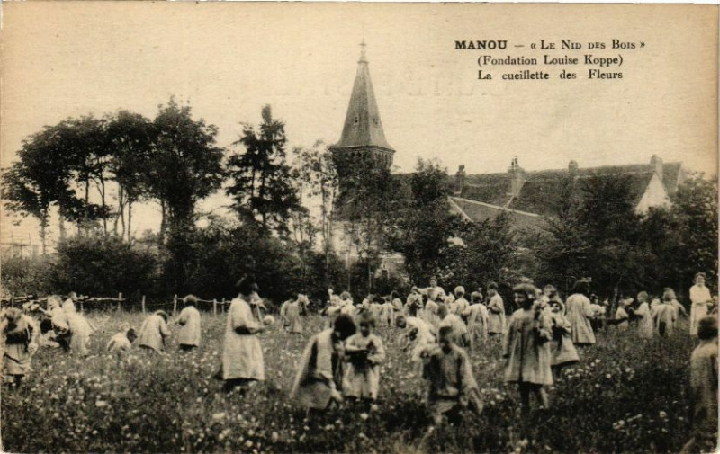 Carte postale ancienne Manou-Le Nid-des-Bois-La cueillette des Fleurs à Manou