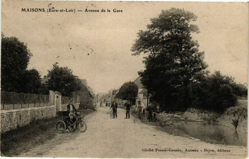 Carte postale ancienne Maisons-Avenue de la Gare à Maisons