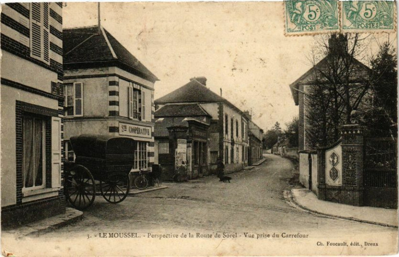 Carte postale ancienne Le Moussel-Perspective de la Route de Sorel-Vue prise du Carrefour