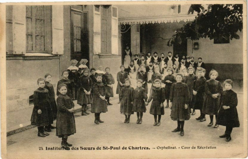 Carte postale ancienne Institution des Soeurs de Saint-Paul de Chartres-Orphelinat à Chartres