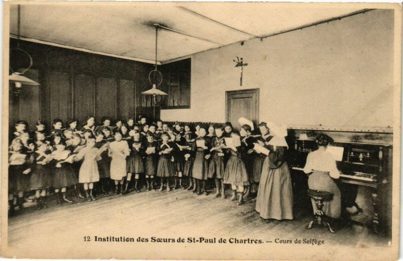 Carte postale ancienne Institution des Soeurs de Saint-Paul de Chartres-Cours de Solfége à Chartres