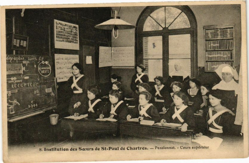 Carte postale ancienne Institution des Soeurs de St-Paul de Chartres à Chartres