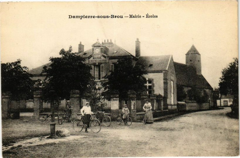 Carte postale ancienne Dampierre-sous-Brou-Mairie-Ecoles à Brou
