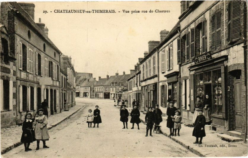 Carte postale ancienne Chateauneuf-en-Thimerais-Vue prise rue de Chartres à Chartres