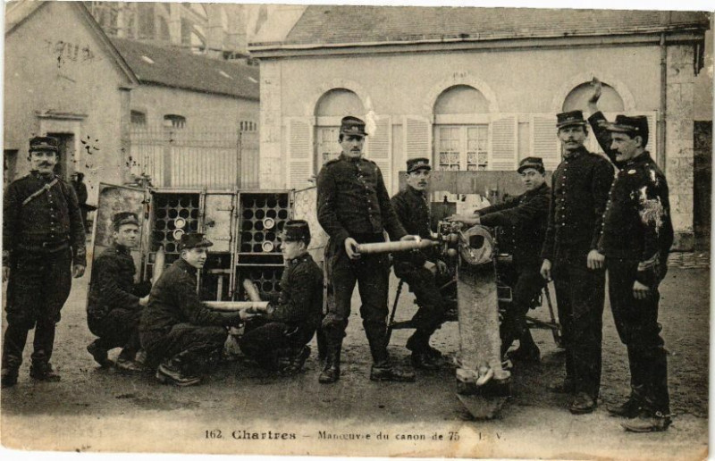 Carte postale ancienne Chartres - Manoeuvire du canon à Chartres