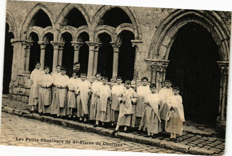 Carte postale ancienne Les Petits Chanteurs de St-Pierre de Chartres à Chartres
