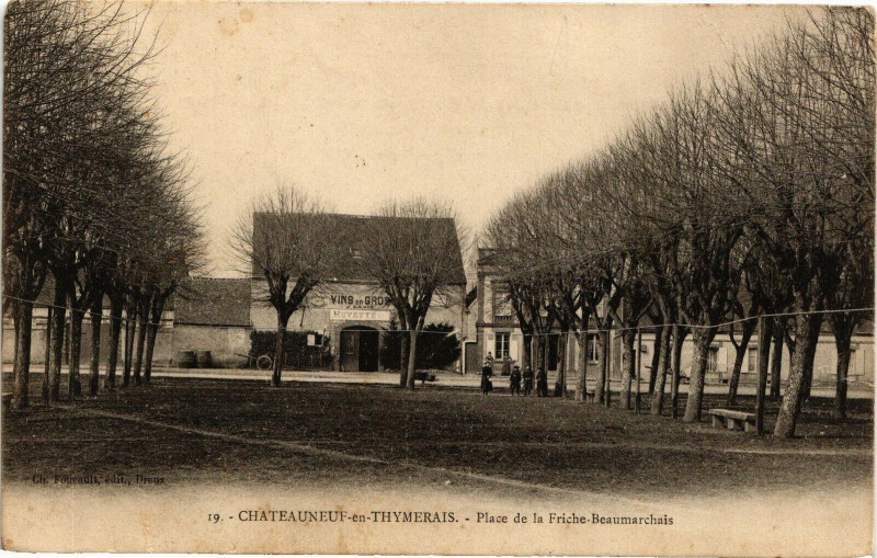 Carte postale ancienne Chateauneuf en Thymerais-Place de la Friche Beaumarchais à Châteauneuf-en-Thymerais