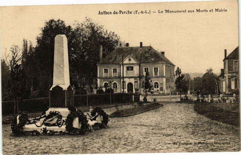Carte postale ancienne Authon-du-Perche - Le Monument aux Morts et Mairie à Authon-du-Perche