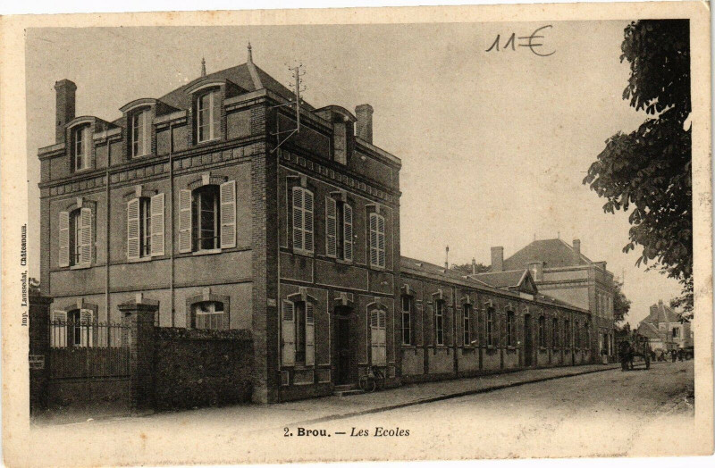 Carte postale ancienne Brou - Les Ecoles à Brou