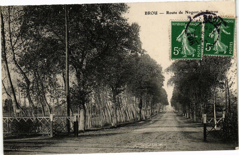 Carte postale ancienne Brou - Route de Nogent-la-Petrou à Brou