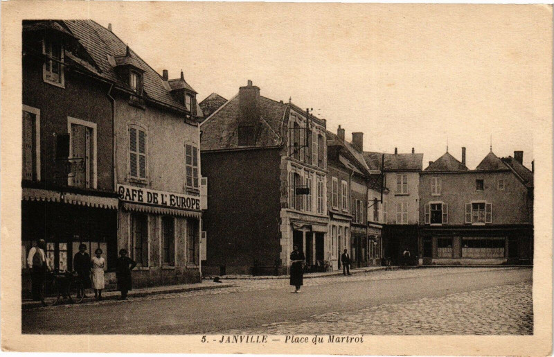Carte postale ancienne Janville-Place du Martroi