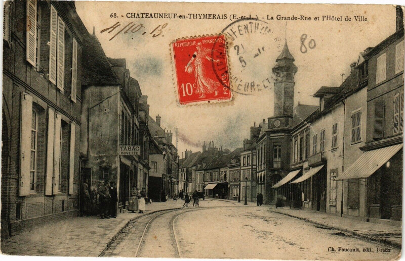Carte postale ancienne Chateauneuf en Thymerais-La Grande Rue et l'Hotel de Ville à Châteauneuf-en-Thymerais
