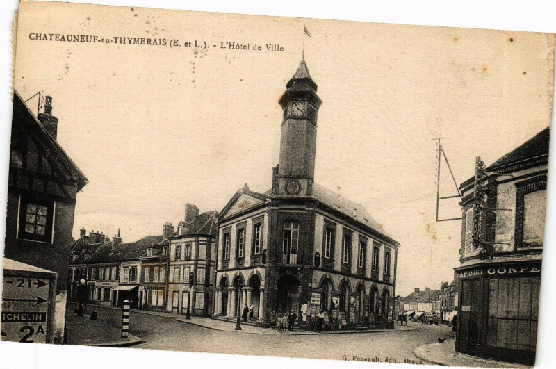 Carte postale ancienne Chateauneuf en Thymerais-L'Hotel de Ville à Châteauneuf-en-Thymerais