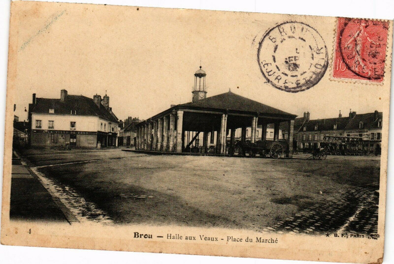 Carte postale ancienne Brou - Halle aux Veaux-Place du Marché à Brou