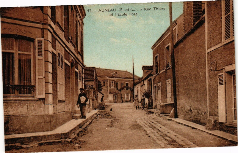 Carte postale ancienne Auneau-Rue Thiers et l'Ecole libre