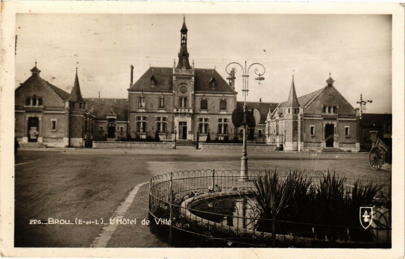 Carte postale ancienne Broll - Hotel de Ville