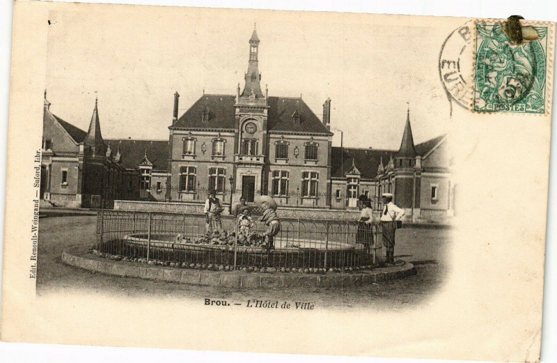 Carte postale ancienne Brou - L'Hotel de Ville à Brou