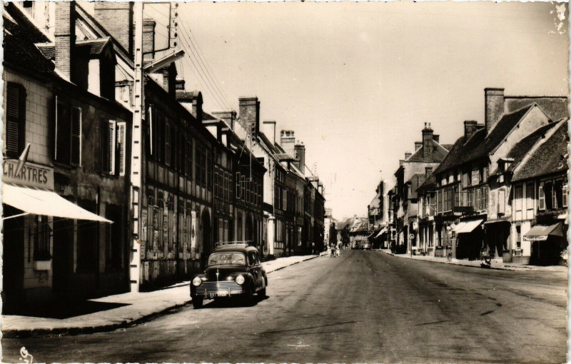Carte postale ancienne Chateauneuf-en-Thymerais - Place St-Clair à Châteauneuf-en-Thymerais