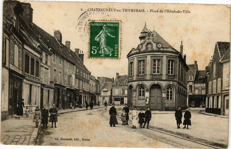 Carte postale ancienne Chateauneuf-en-Thymerais - Place de Hotel-de-Ville à Châteauneuf-en-Thymerais