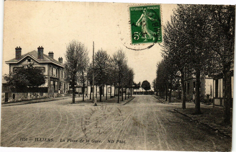 Carte postale ancienne Illiers - La Place de la Gare