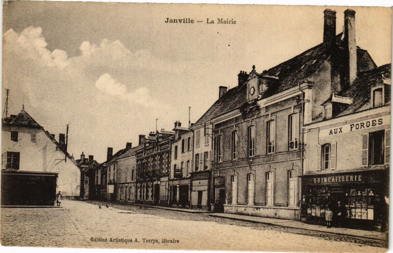 Carte postale ancienne Janville - La Mairie