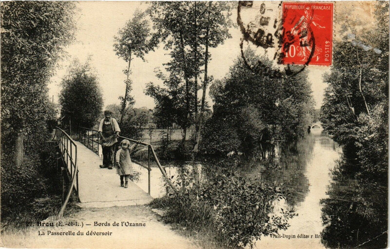Carte postale ancienne Brou - Bords de l'Ozanne La Passerelle du déversoir à Brou