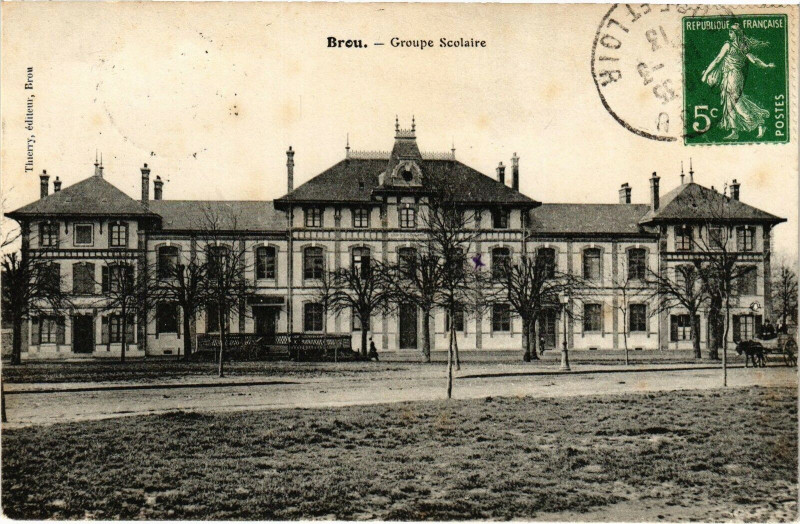 Carte postale ancienne Brou - Groupe Scolaire à Brou