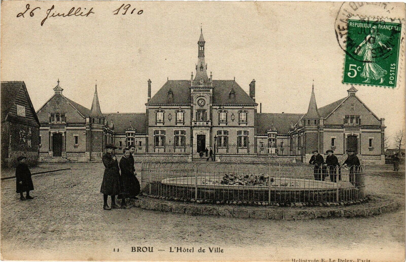 Carte postale ancienne Brou - L'Hotel de Ville à Brou