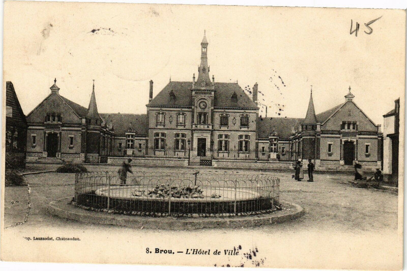 Carte postale ancienne Brou - L'Hotel de Ville à Brou