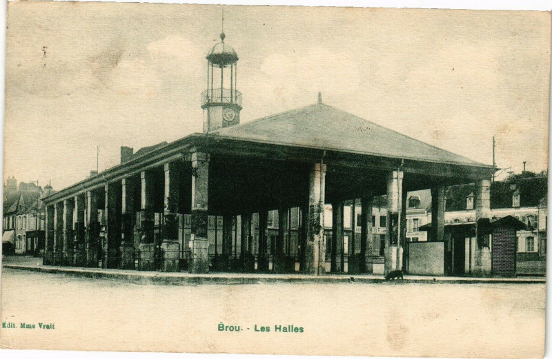 Carte postale ancienne Brou - Les Halles à Brou