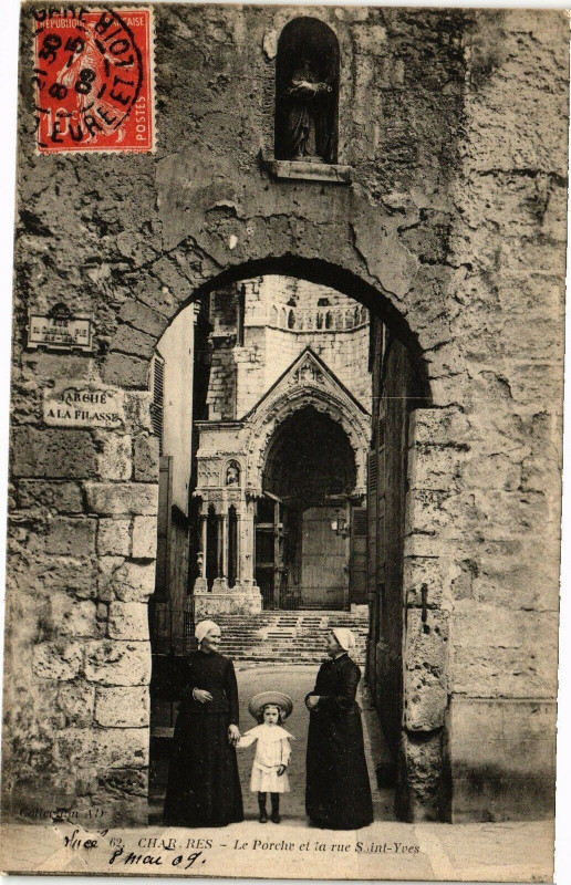 Carte postale ancienne Chartres - La Porche et la rue St-Yves à Chartres