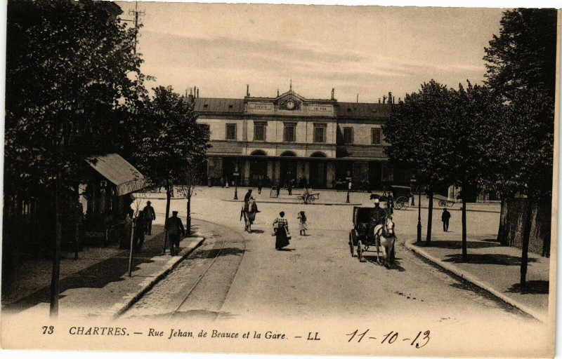Carte postale ancienne Chartres - Rue Jehan de Beauce et la Gare à Chartres