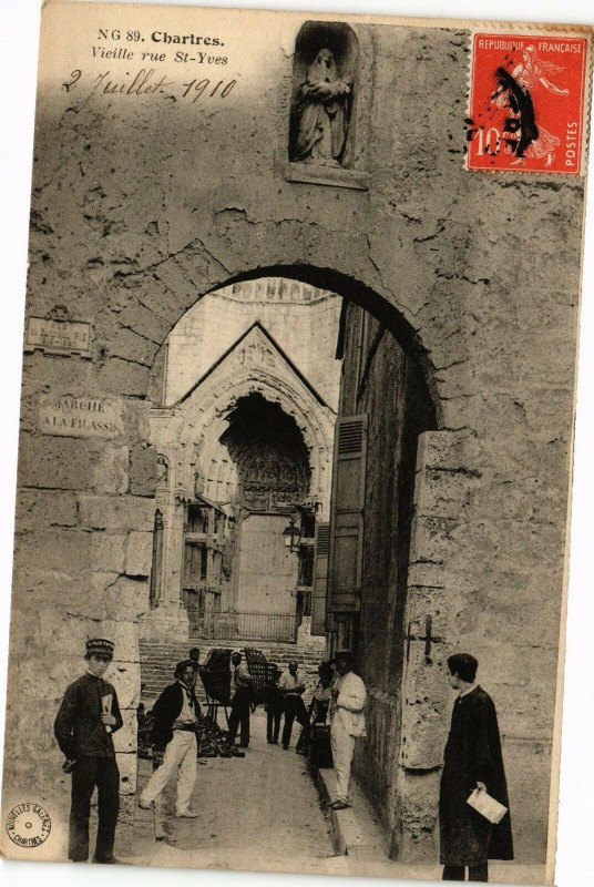 Carte postale ancienne Chartres - Vieille rue St-Yves à Chartres