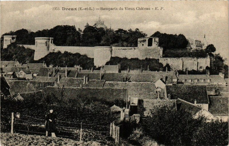 Carte postale ancienne Dreux - Remparts du Vieux Chateau à Dreux
