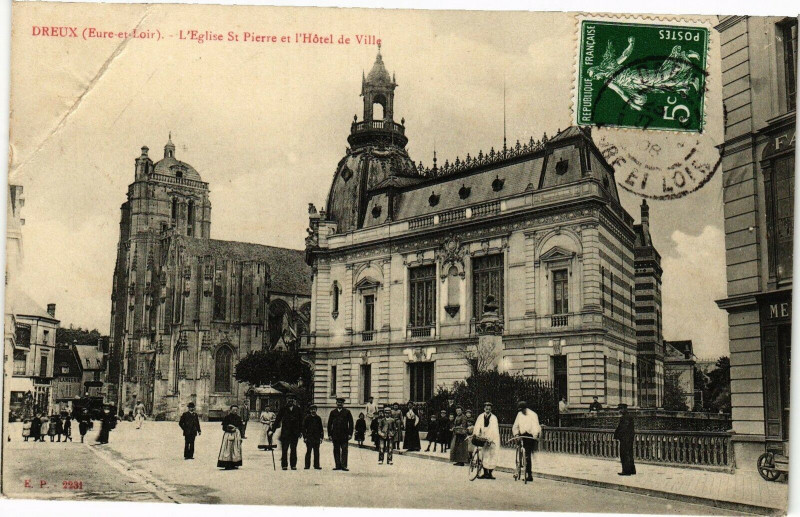 Carte postale ancienne Dreux - L'Eglise St-Pierre et l'Hotel de Ville à Dreux