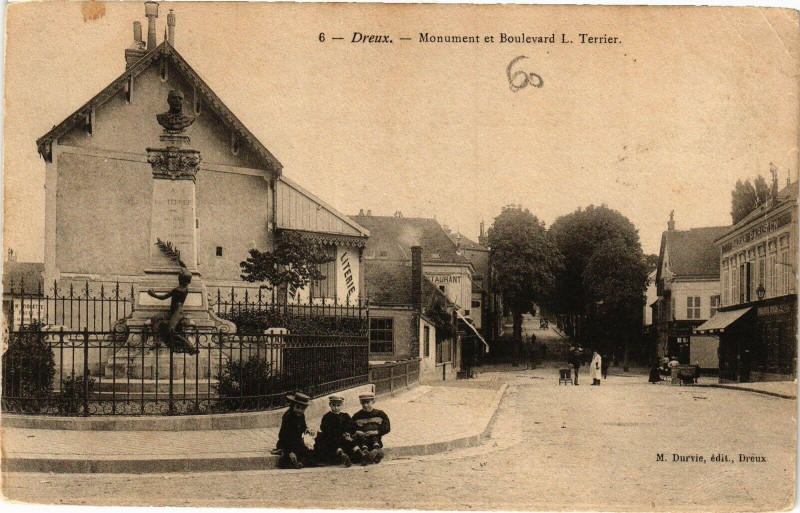 Carte postale ancienne Dreux - Monument et Boulevard L.Terrier à Dreux