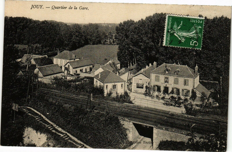 Carte postale ancienne Jouy-Quartier de la Gare à Jouy