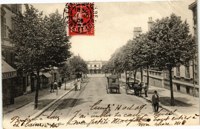 Carte postale ancienne Chartres - Rue Johan de Beance et la Gare à Chartres